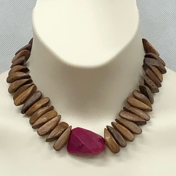 Jewelry - Wood beads magenta bead bold necklace